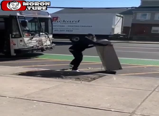 Video :Unbelievable He tries to steal an ATM while riding the bus!